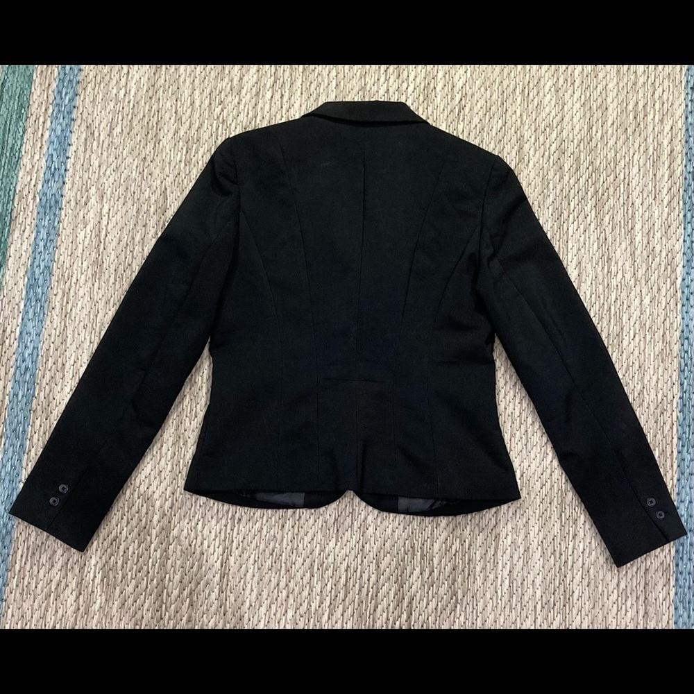 I am selling a black ELLE blazers which is in good condition and no tears.